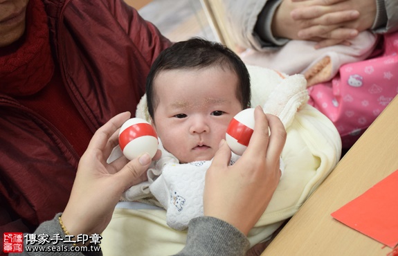 剃胎毛、滿月剃頭、嬰兒剃頭、嬰兒理髮、嬰兒剃髮、嬰兒剃胎毛、嬰兒滿月剃頭、寶寶剃頭、剃胎毛儀式、剃胎毛吉祥話、滿月剃頭儀式、滿月剃頭吉祥話、寶寶剃胎毛、寶寶滿月剃頭理髮、新竹香山區剃胎毛、新竹香山區滿月剃頭、新竹香山區嬰兒剃頭剃胎毛、新竹香山區嬰兒理髮、新竹香山區嬰兒剃髮、陳寶寶(新竹香山區嬰兒寶寶滿月剃頭理髮、免費嬰兒剃胎毛儀式吉祥話)。中國風會場，爸媽寶貝免費穿「日中韓」古裝禮服。專業拍照、DVD光碟、證書。★購買「臍帶章、肚臍章、胎毛筆刷印章」贈送：剃頭、收涎、抓周，三選一。2017.02.12 照片3